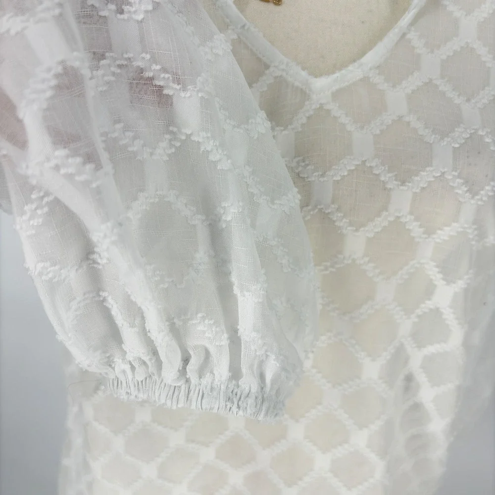 Banana Republic White Sheer Textured Blouse Ruffle V Neck Long Sleeve‎ XS